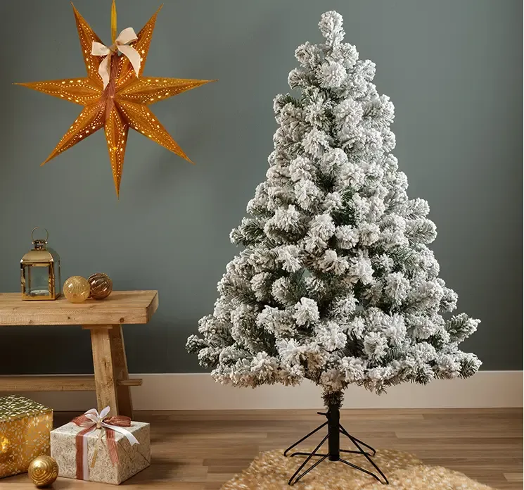 Grantræ med sne Imperial kunstigt af PVC og brandhæmmende 150cm vist i stuemiljø