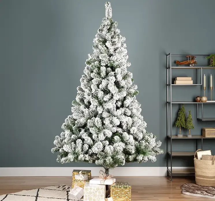 Grantræ med sne Imperial kunstigt af PVC og brandhæmmende 180cm vist i stuemiljø