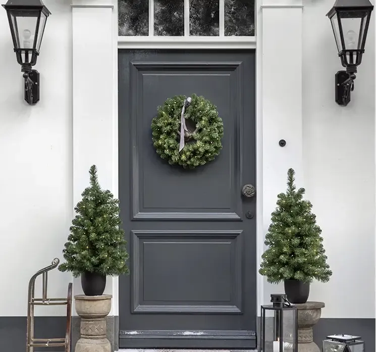 Grantræ Imperial kunstigt med LED lys i potte til ude og indendørs brug af PVC i grøn 90cm vist i udemiljø
