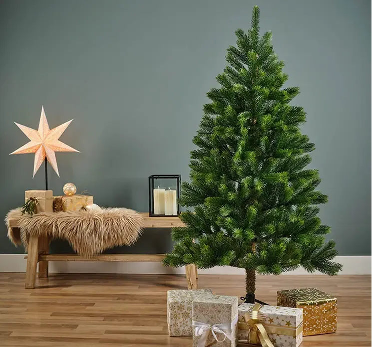 Grantræ Kenmore kunstig af brandhæmmede plast i grøn 150cm vist i stuemiljø