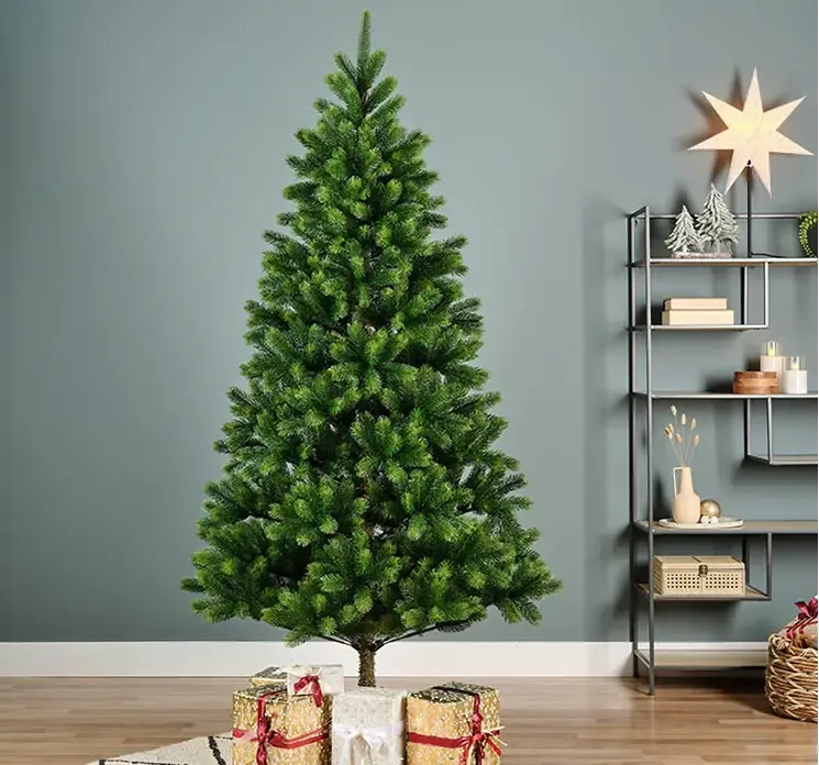 Grantræ Kenmore kunstig af brandhæmmede plast i grøn 180cm vist i stuemiljø
