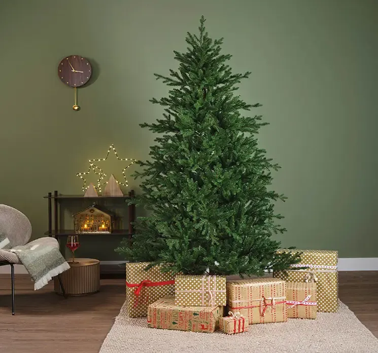 Kunstig gran juletræ greenhill af genbrugsplast vist i stuemiljø