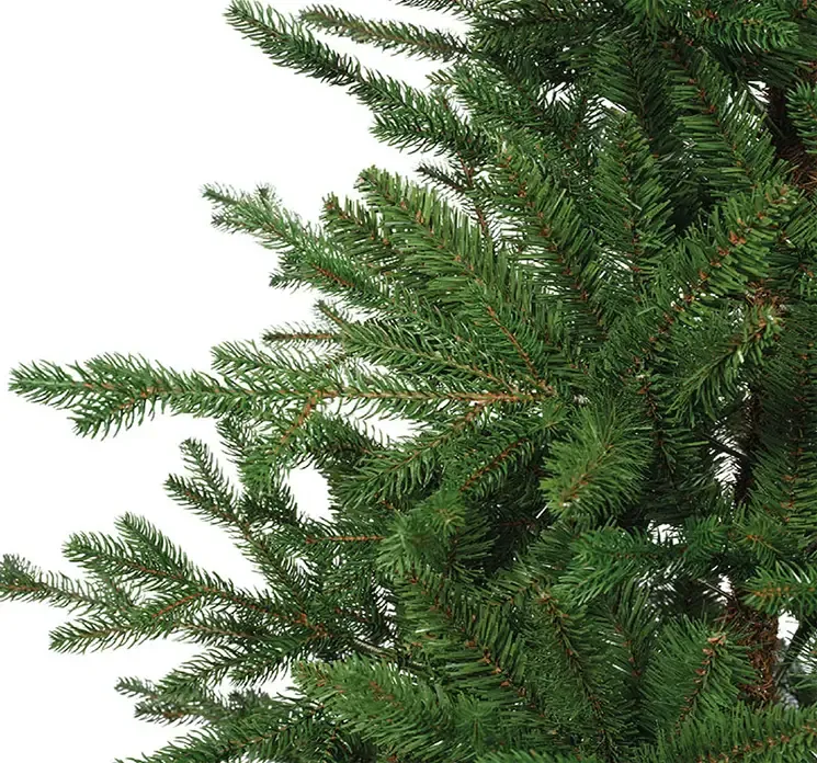 Kunstig gran juletræ greenhill af genbrugsplast i grøn closeup