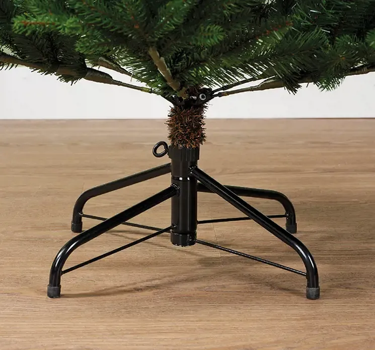 Kunstig gran juletræ greenhill af genbrugsplast i grøn closeup af metalfod