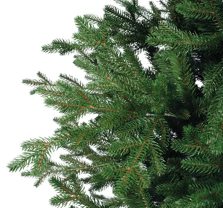 Kunstig gran juletræ greenhill af genbrugsplast i grøn closeup