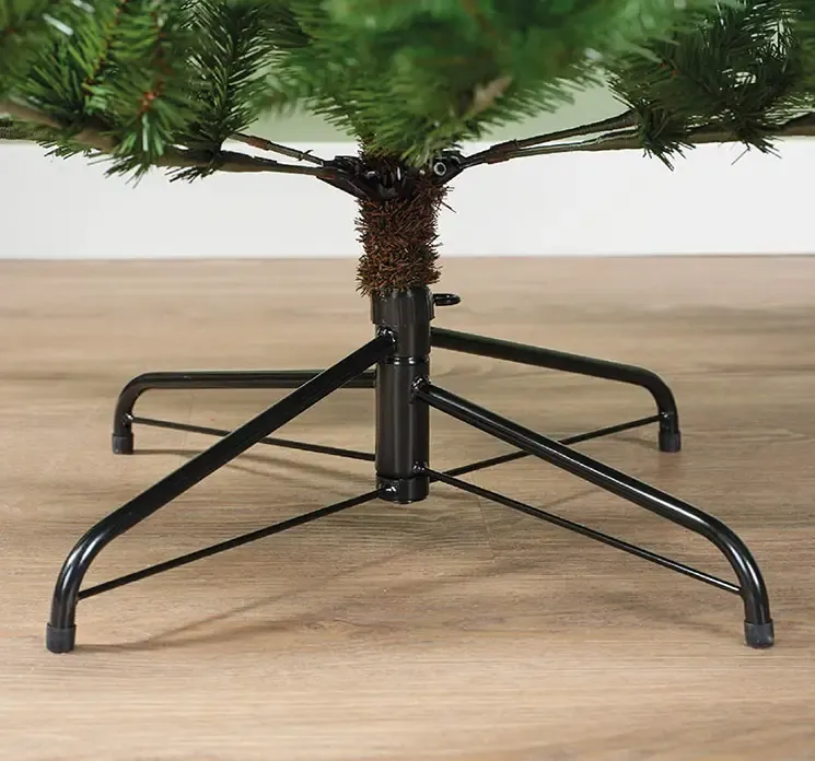 Kunstig gran juletræ greenhill af genbrugsplast i grøn closeup af metalfod