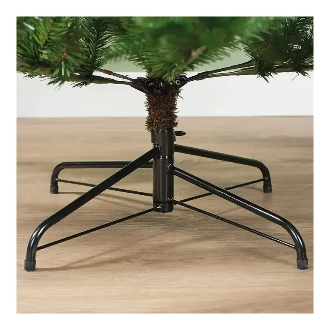 Juletræ af model Greenhill kunstig grantræ af plast i grøn med metalfod 210cm closeup af fod
