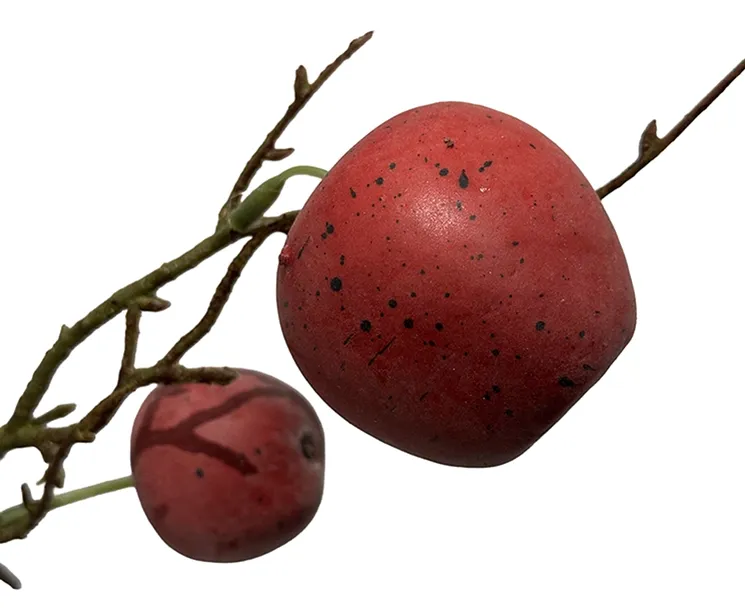 kunstig gren med røde æbler closeup