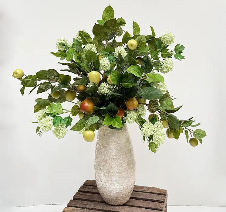 Æblegren med grønne æbler kunstig af plast 85cm vist i buket med andre grene i vase