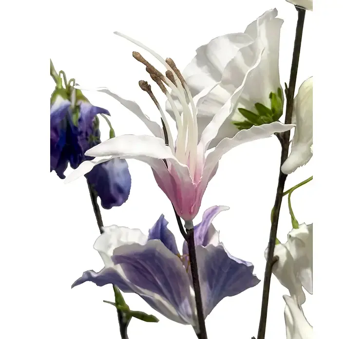 Kunstig blomster gren med mix af blomster i blå og lilla farver closeup