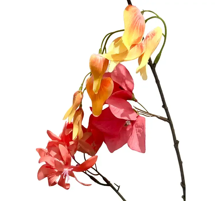 Kunstig gren med mix af forskellige blomster i hvid, gul og lyserøde farver closeup