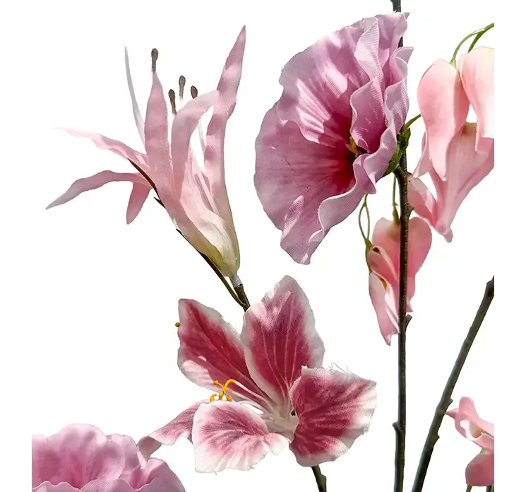 Kunstig gren med mix af forskellige blomster i lyserød lilla og pink farver closeup