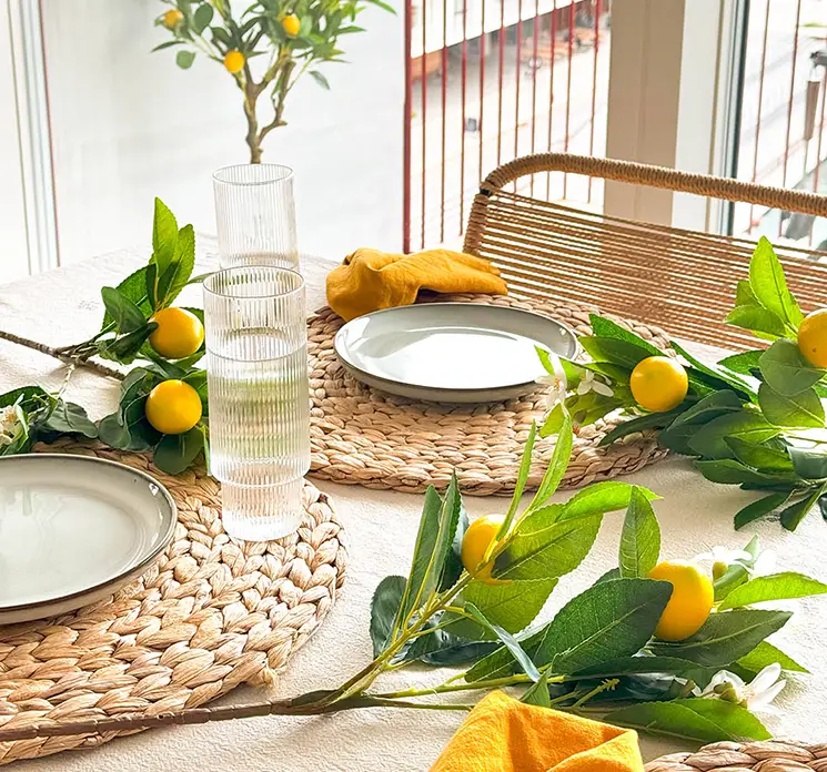 Citron gren kunstig med citroner af plast i gul og grøn 58cm vist på sommerdækket bord som bordpynt
