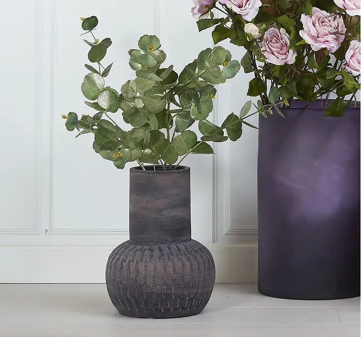 Eukalyptus kunstig gren af plast i grøn med guld drys 85cm vist i vase på gulv i stue