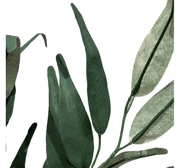 Kunstig eukalyptus gren i grøn af plast closeup