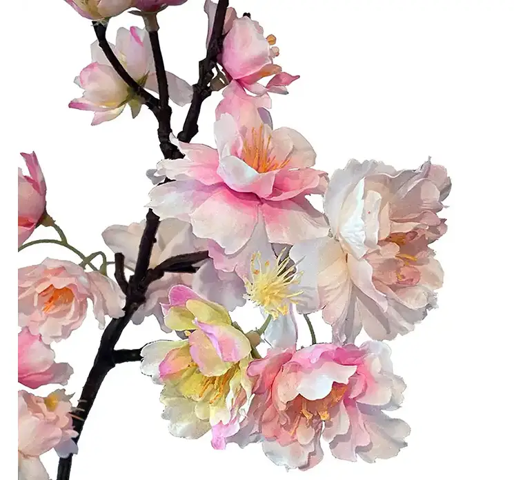 Kirsebærgren kunstig gren af plast med små lyserøde blomster closeup