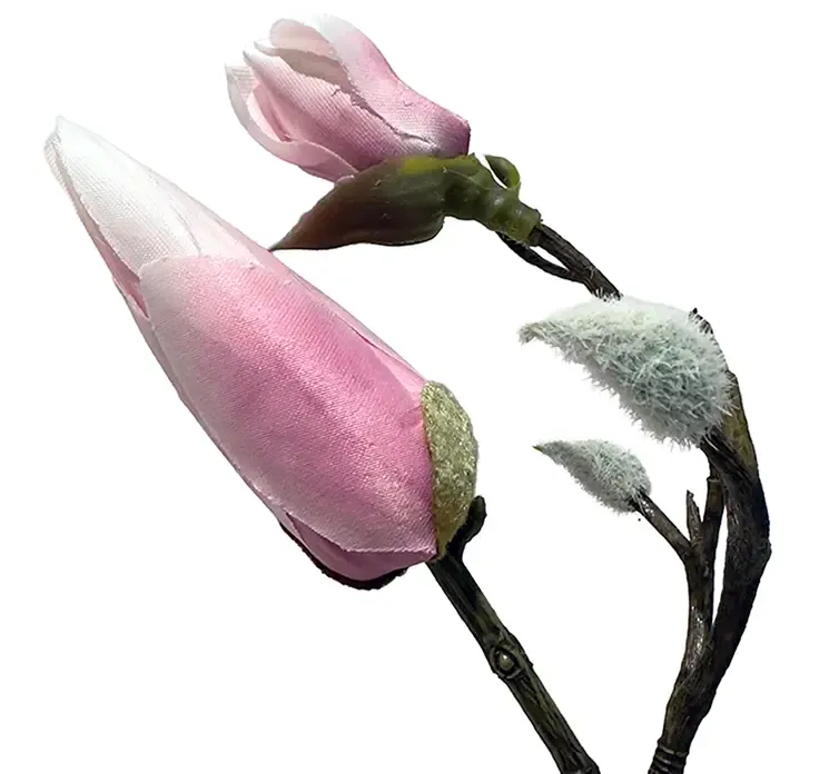 Kunstig blomstergren magnolia i lyserød, af plast closeup