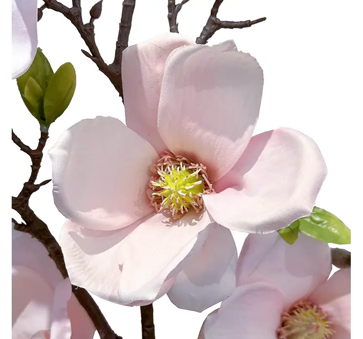 Magnolia gren kunstig blomst af plast med lyserøde blomster closeup