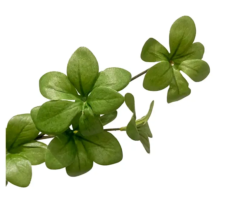 Kunstig tropaeolum speciosum gren i grøn af plast closeup