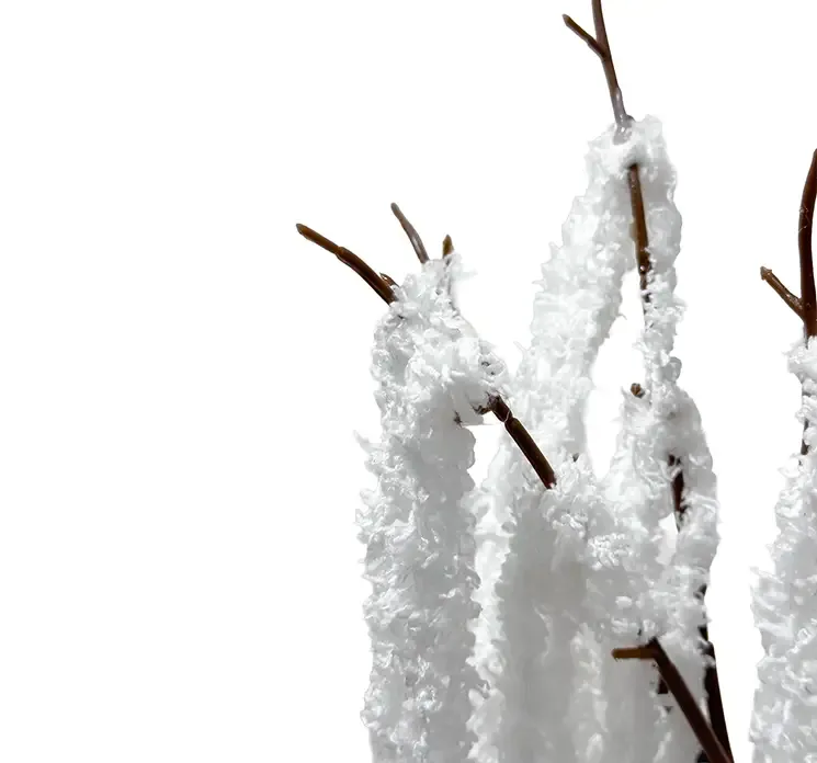 Kunstig tilsneet hænge gren i hvid, plast closeup