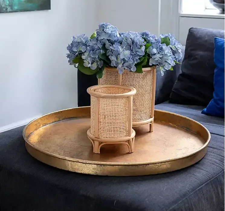 Kunstig hortensia blomst af plast i blå vist i stuemiljø på bakke