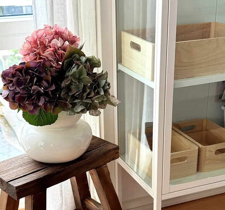 Hortensia kunstig blomst i grøn vist i vase med andre hortensiaer i stuemiljø