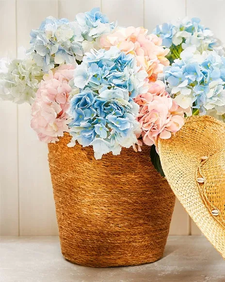 Skønne kunstige hortensia buketter i flettet krukke