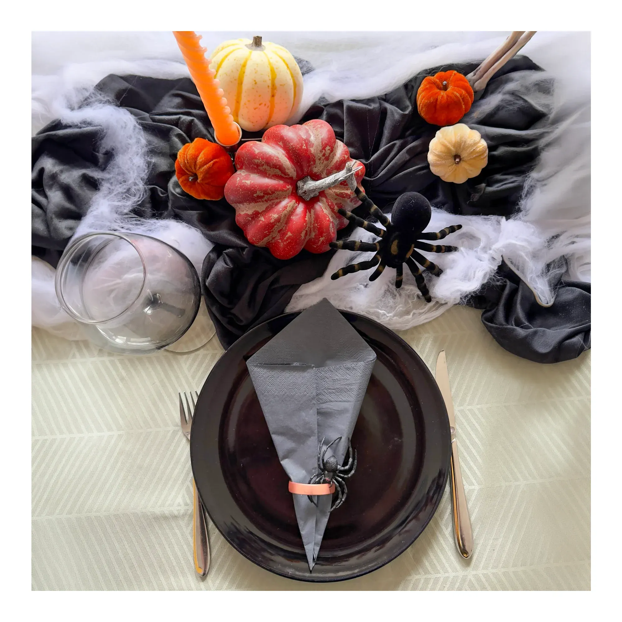 Insekter og tarantel edderkop vist på Halloween bord med kunstige græskar og edderkoppespind