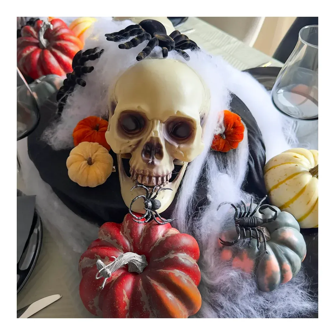 Kranie og insekter kunstige vist på Halloween bord med græskar og edderkoppespind