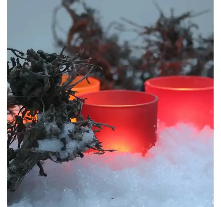 Kunstig instant snepulver giver et vådt look når det blandes med vand vist i miljø med lys