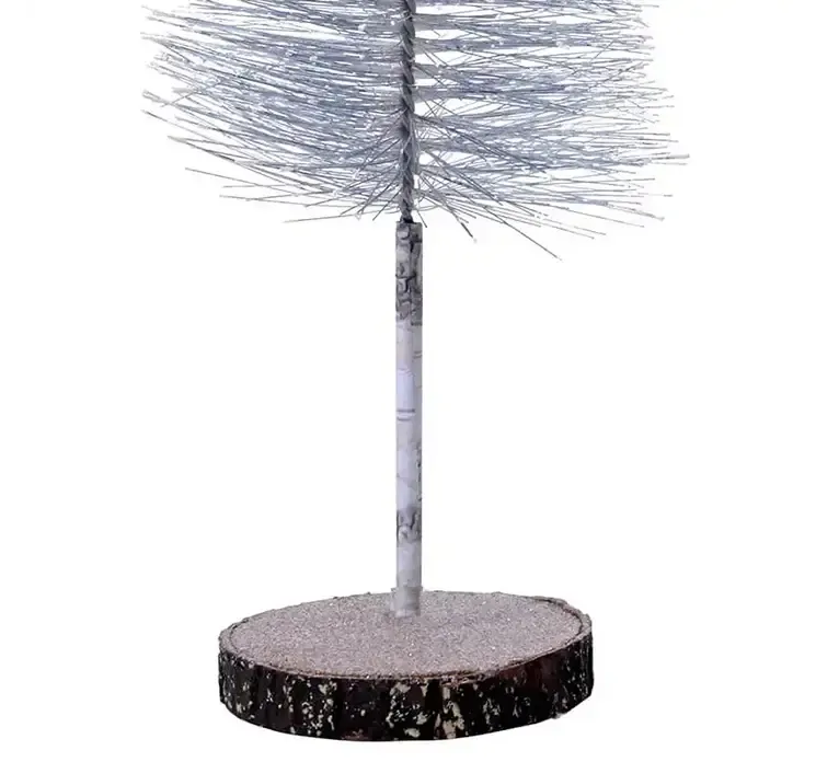 Kunstig børste juletræ af plast i blå på rund træfod closeup