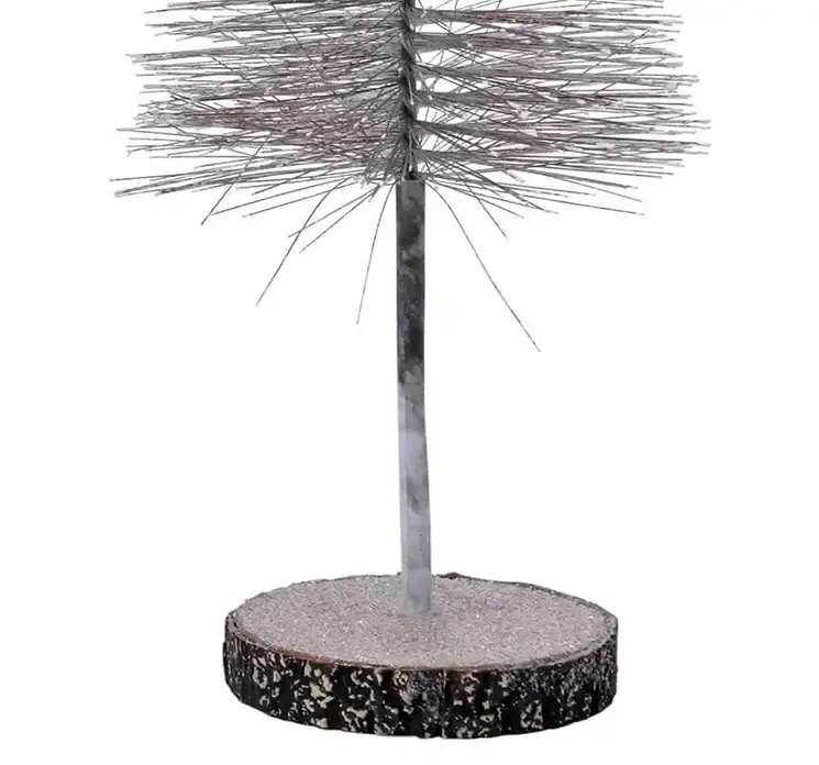 Kunstig børste juletræ af plast i brun på træfod closeup