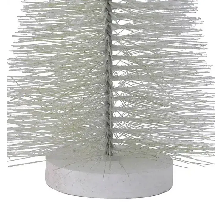 Kunstig børste juletræ af plast i grøn på rund hvid fod closeup