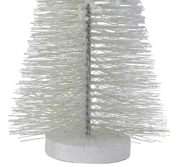 Kunstig børste juletræ med sne af plast i grøn på rund hvid fod closeup