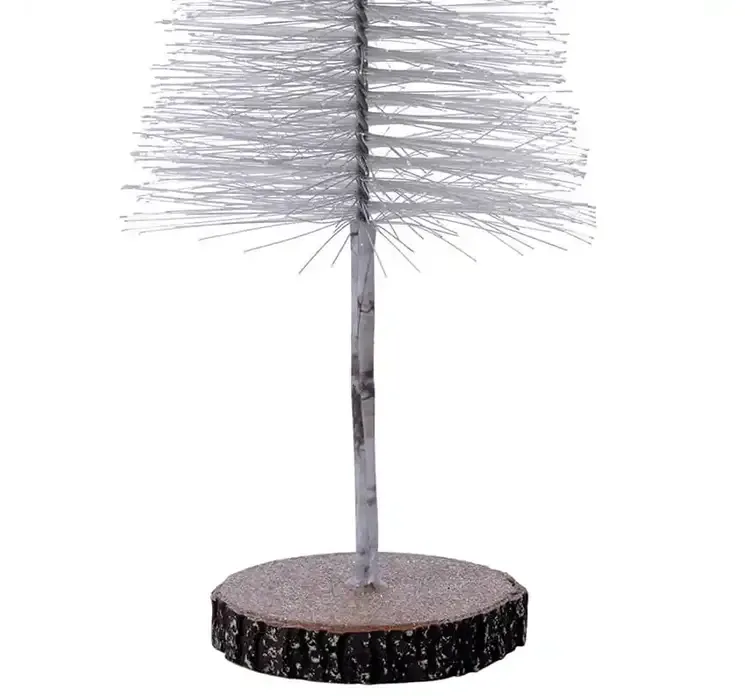 Kunstig børste juletræ af plast i grøn på træfod closeup