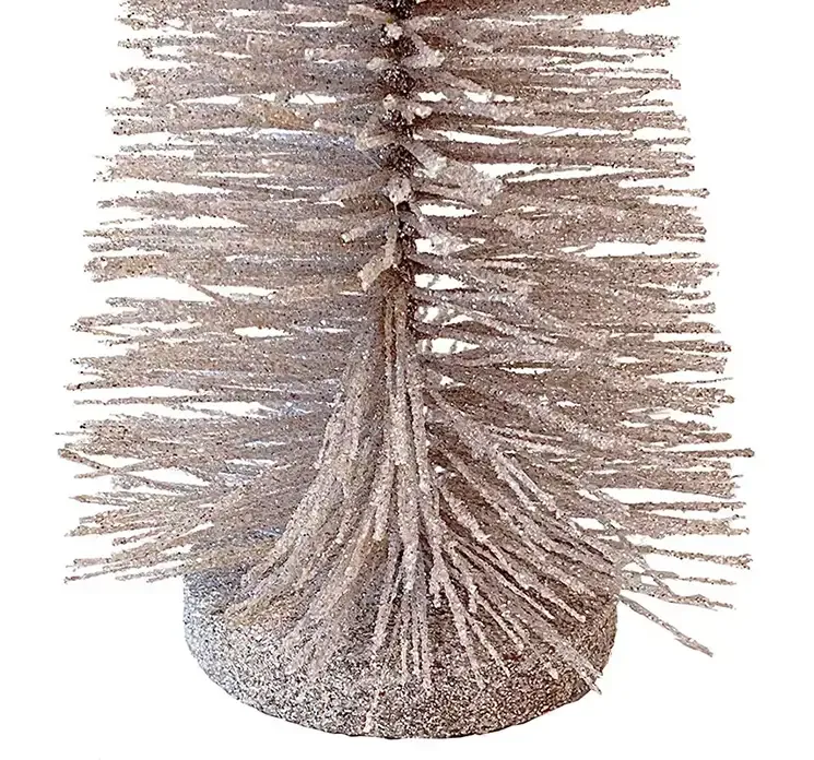 Kunstig børste juletræ af plast i lyserød på rund fod closeup