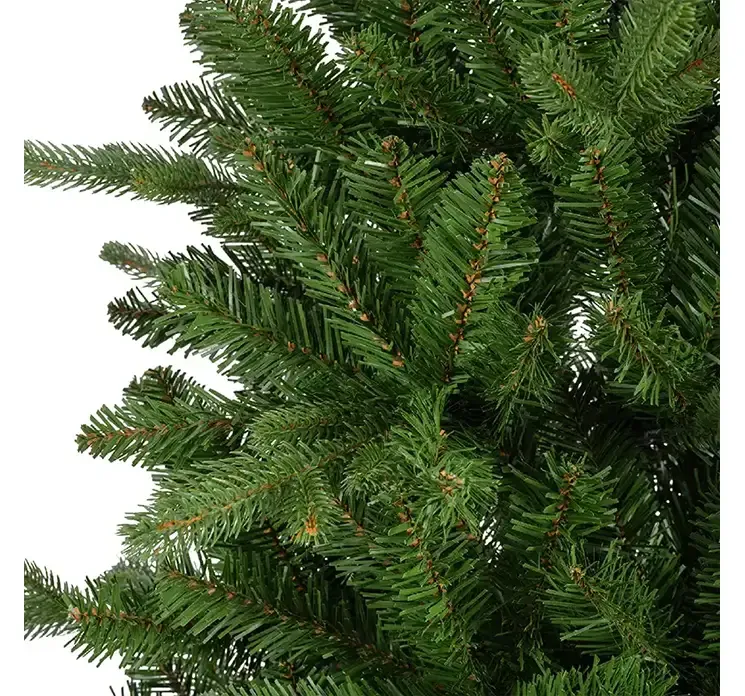 Kunstig gran juletræ killington slim model af plast i grøn closeup