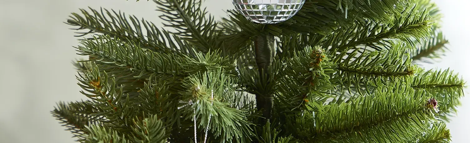 kunstig grønt juletræ