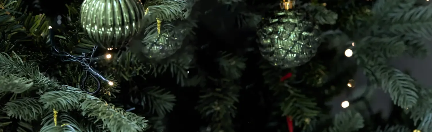 kunstig juletræ med lys