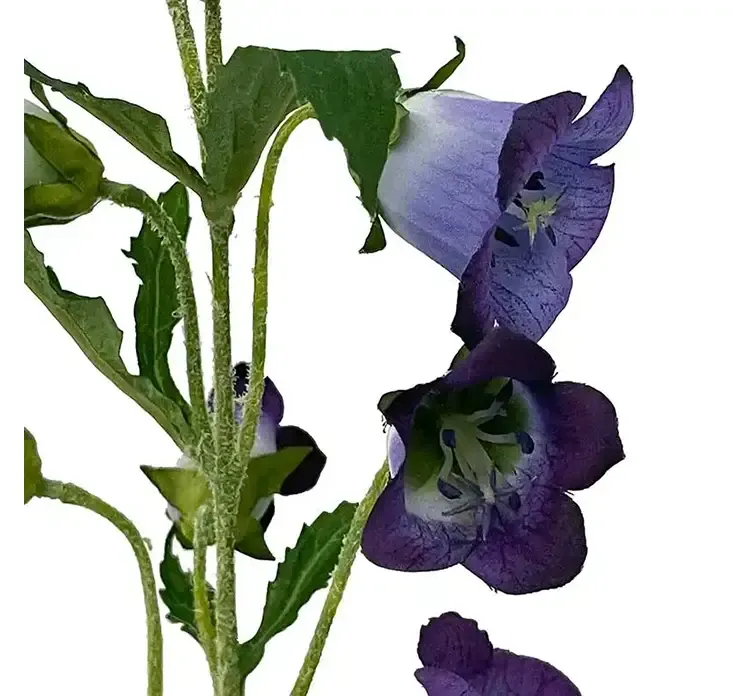 Kunstig klokkeblomst i lilla af plast closeup