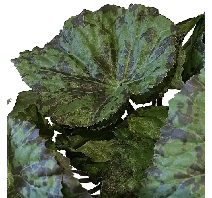 Kunstig konge begonia plante af plast i ler krukke closeup
