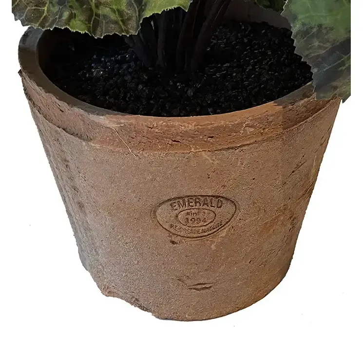 Kunstig konge begonia plante af plast i ler krukke closeup af krukke