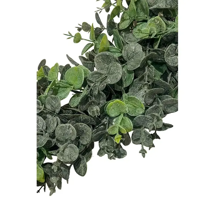Kunstig eukalyptus krans i grøn af plast closeup