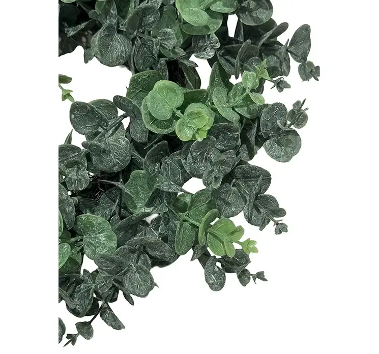 Kunstig eukalyptus krans i grøn af plast closeup