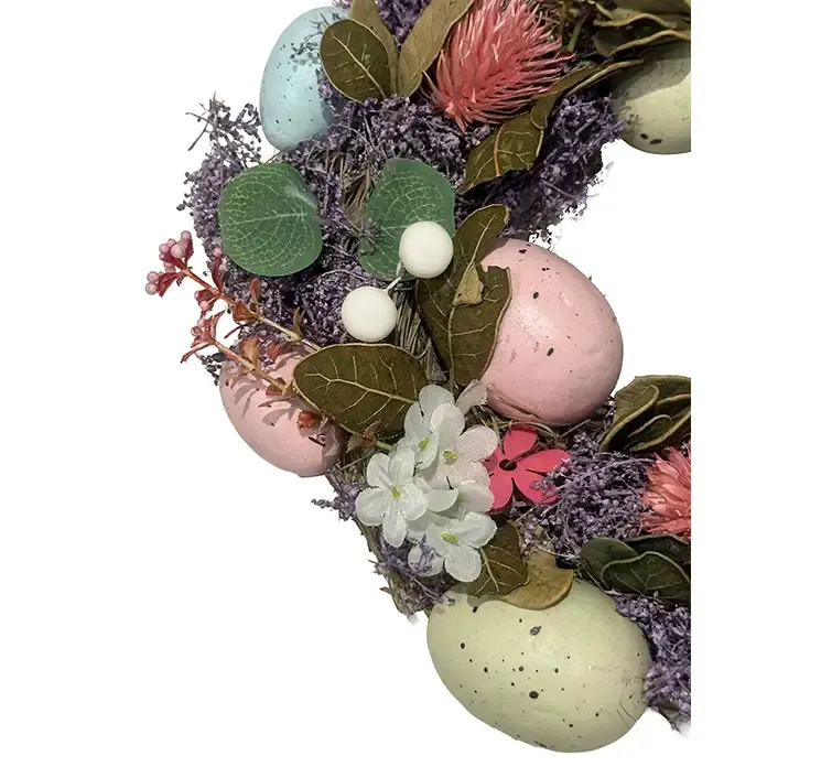 Kunstig forår påskekrans med æg og blomster af plast i flere farver closeup