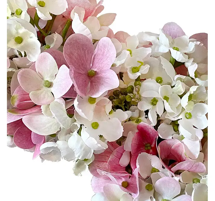 Kunstig hortensia gren med blomster i hvide og lyserøde closeup