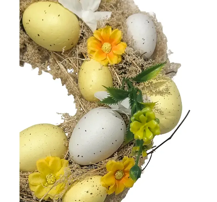 Kunstig påskekrans med æg og blomster af plast i gule farver closeup