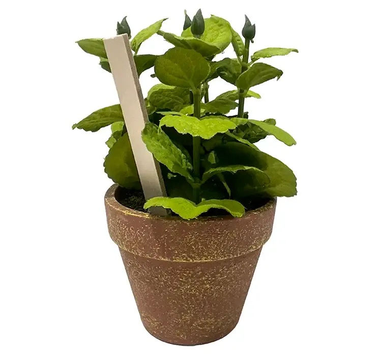 Kunstig basilikum krydderurt i potte af plast