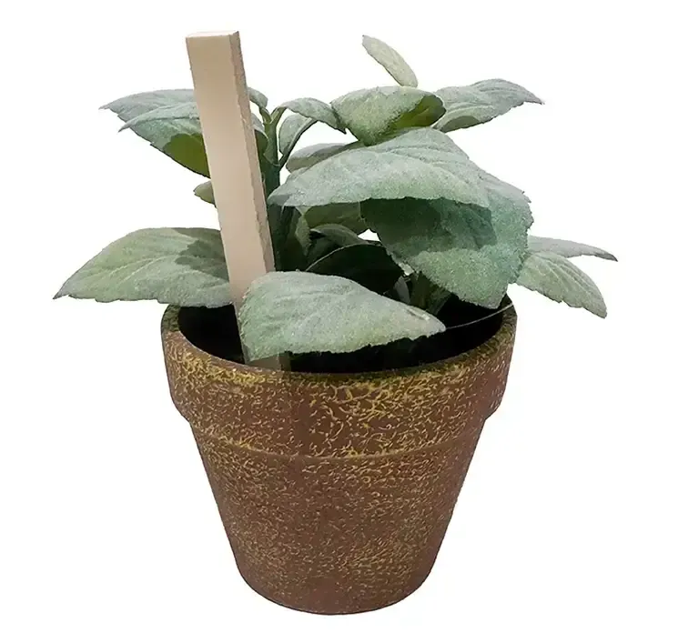 Kunstig mint krydderurt i potte af plast