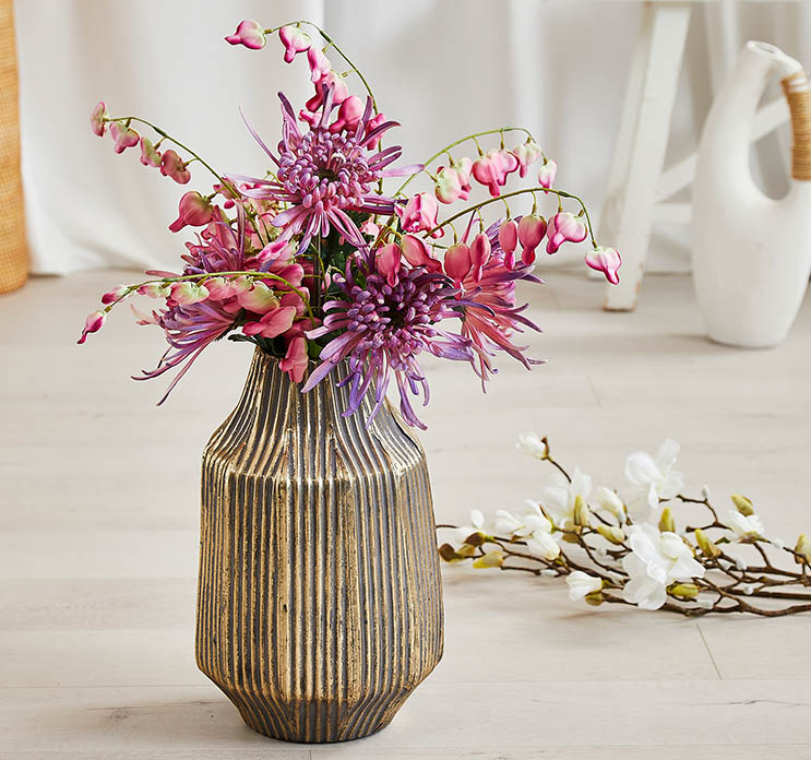 Hjerte blomst og krysantemum kunstige blomster vist som buket i en vase af metal med antik look